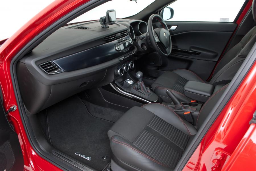 Интерьер Alfa Romeo Giulietta 2012 года  (UK) (фото 26 из 56)
